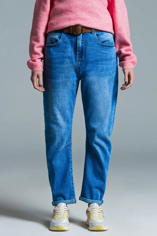 Q2 Jeans Basic Mom Fit en délavage moyen avec pinces aux genoux