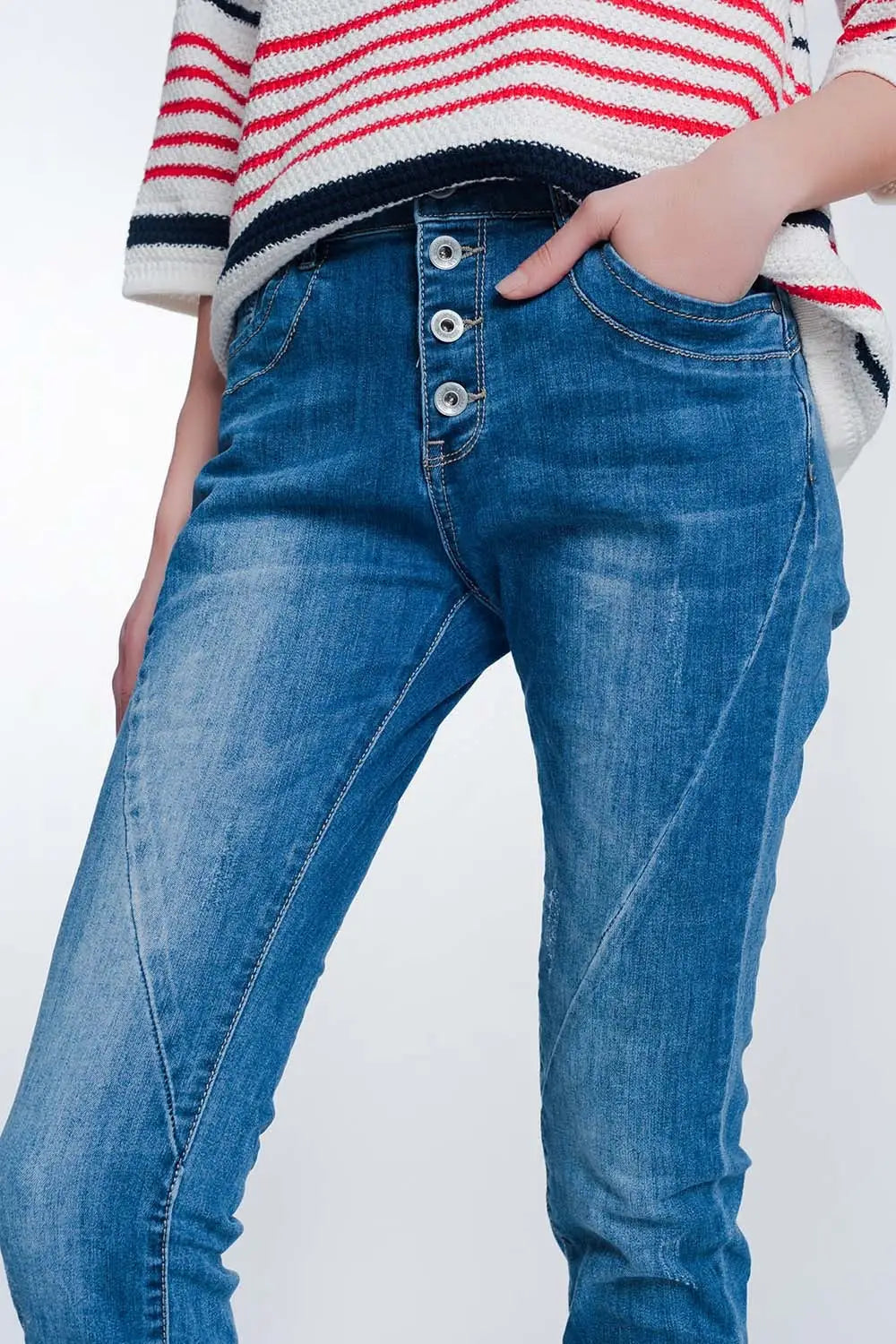 Jeans boyfriend avec boutons et lavés à moyenne moyenne - Pantalons
