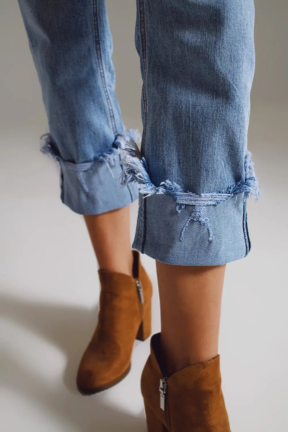 Jeans droits avec ourlet usé en bleu clair - Pantalons