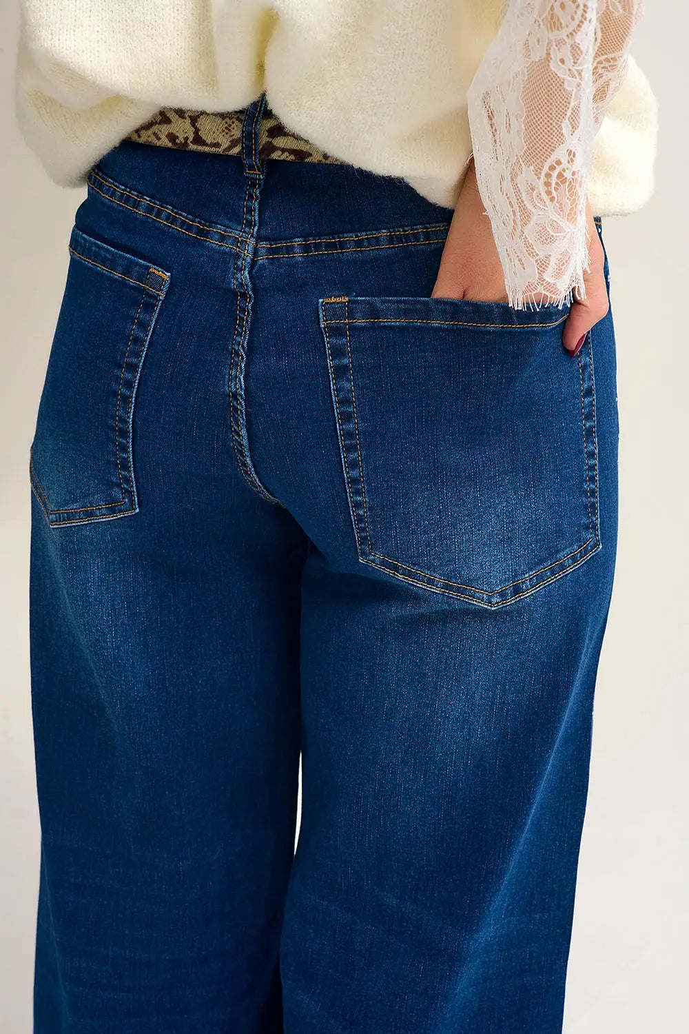 Jeans en denim à jambe large avec détails en strass sur le devant - Pantalons