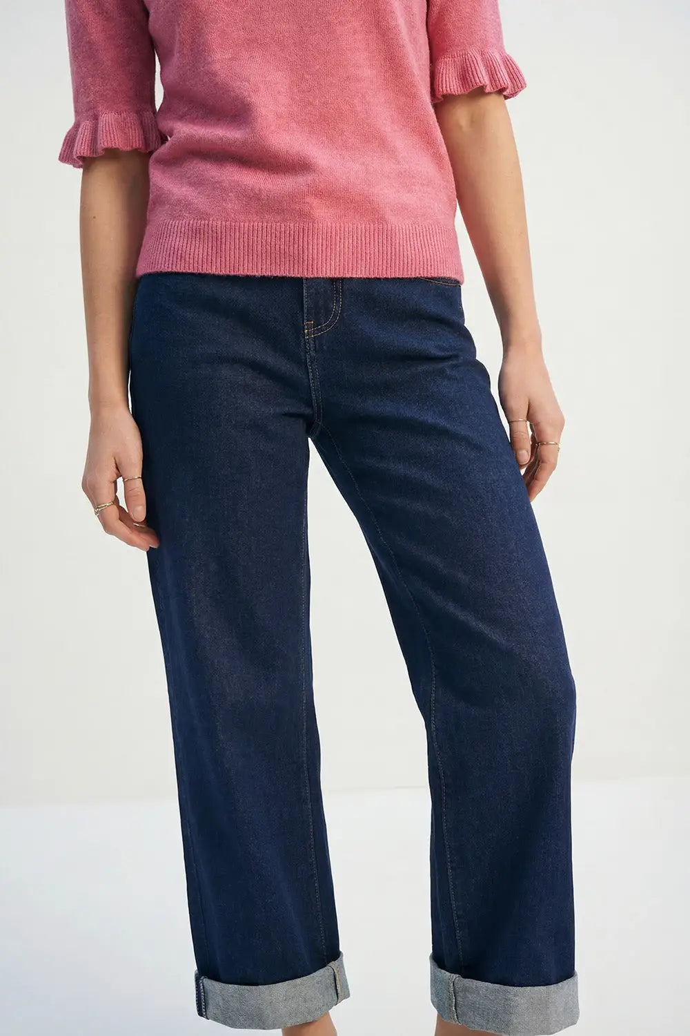 Jeans en denim à jambe large et ourlet à revers délavé foncé - Pantalons
