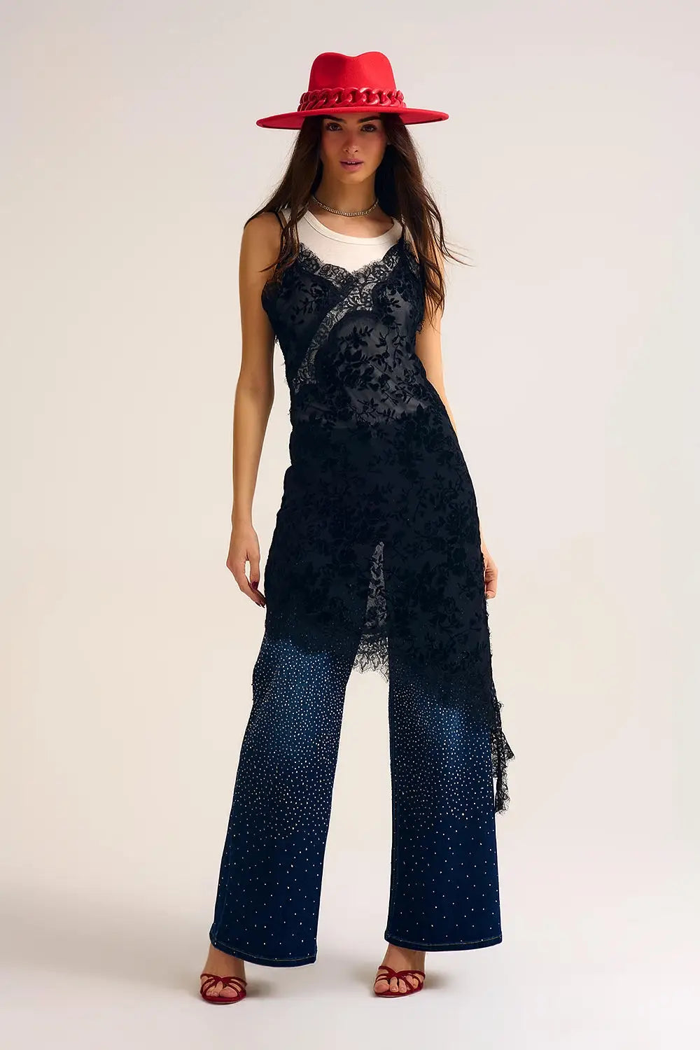 Jeans en denim à jambe large ornés de strass sur le devant et le dos - Pantalons