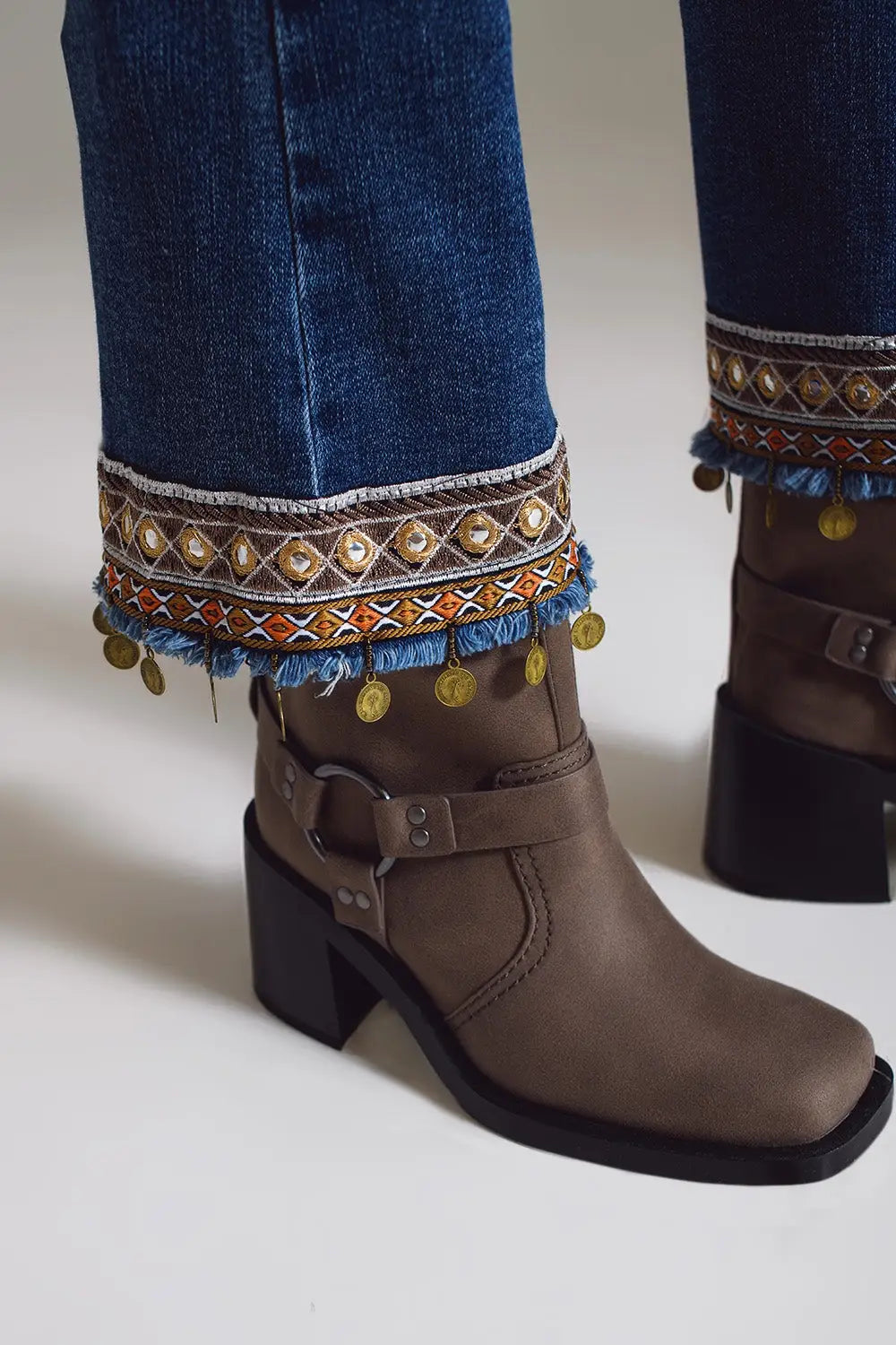 Jeans évasés avec ourlet orné - Pantalons