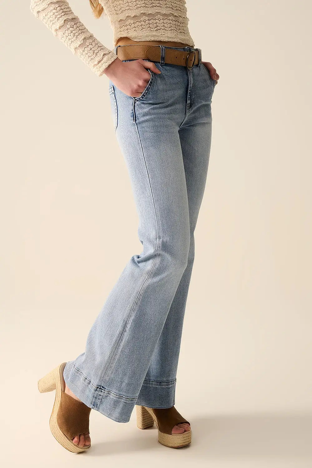 jeans évasés en délavé clair fabriqués en denim de haute qualité - Pantalons
