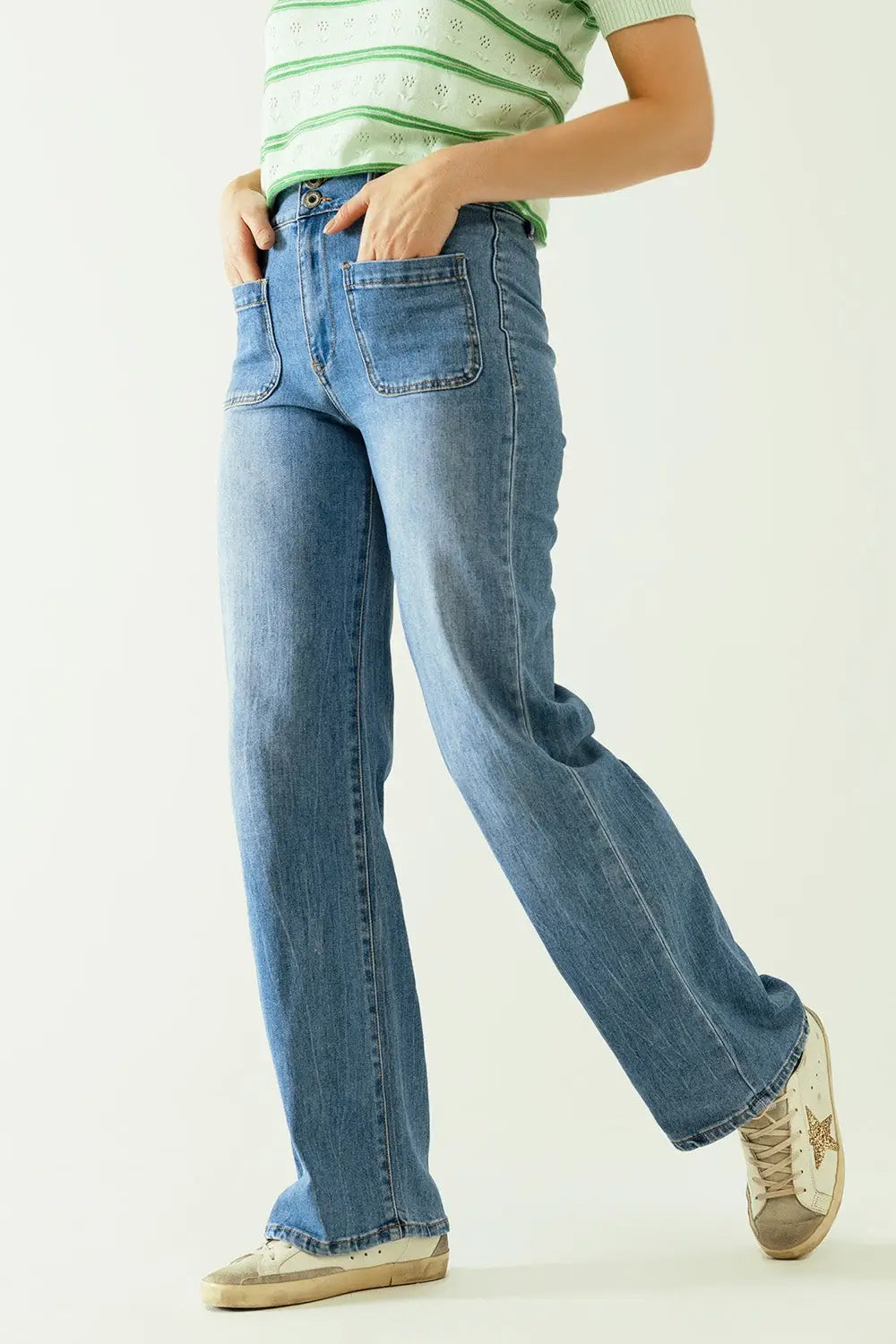 Jeans jambes larges avec fermeture frontale par boutons métalliques et poches frontales - Pantalons