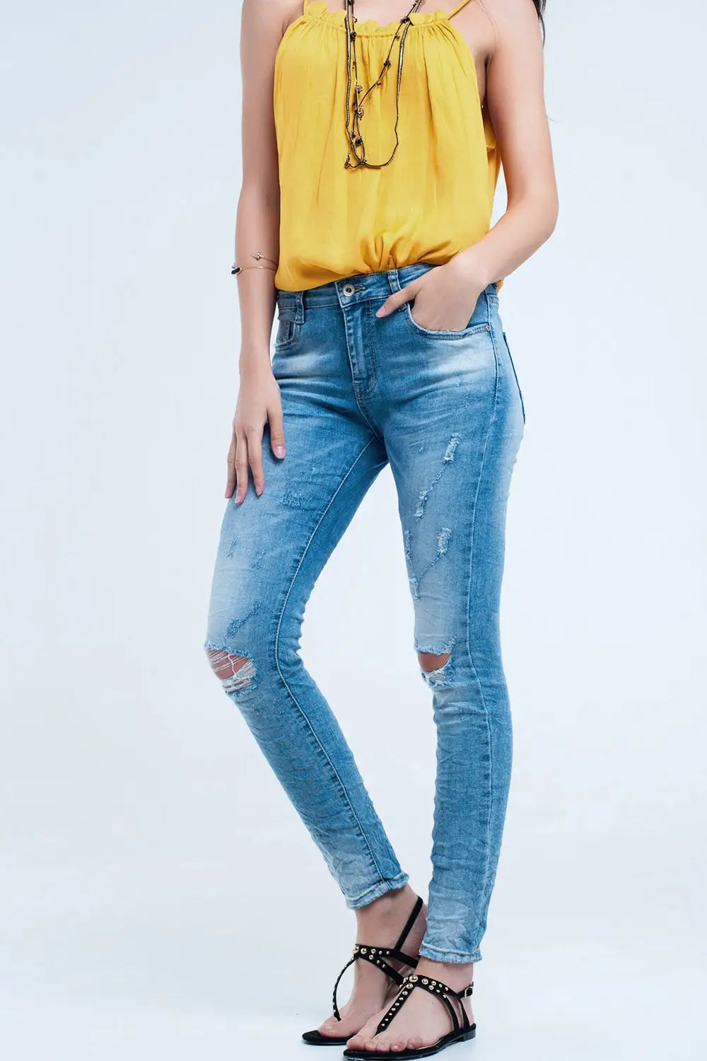Q2 Jeans skinny à mi-lavage avec déchirures au genou