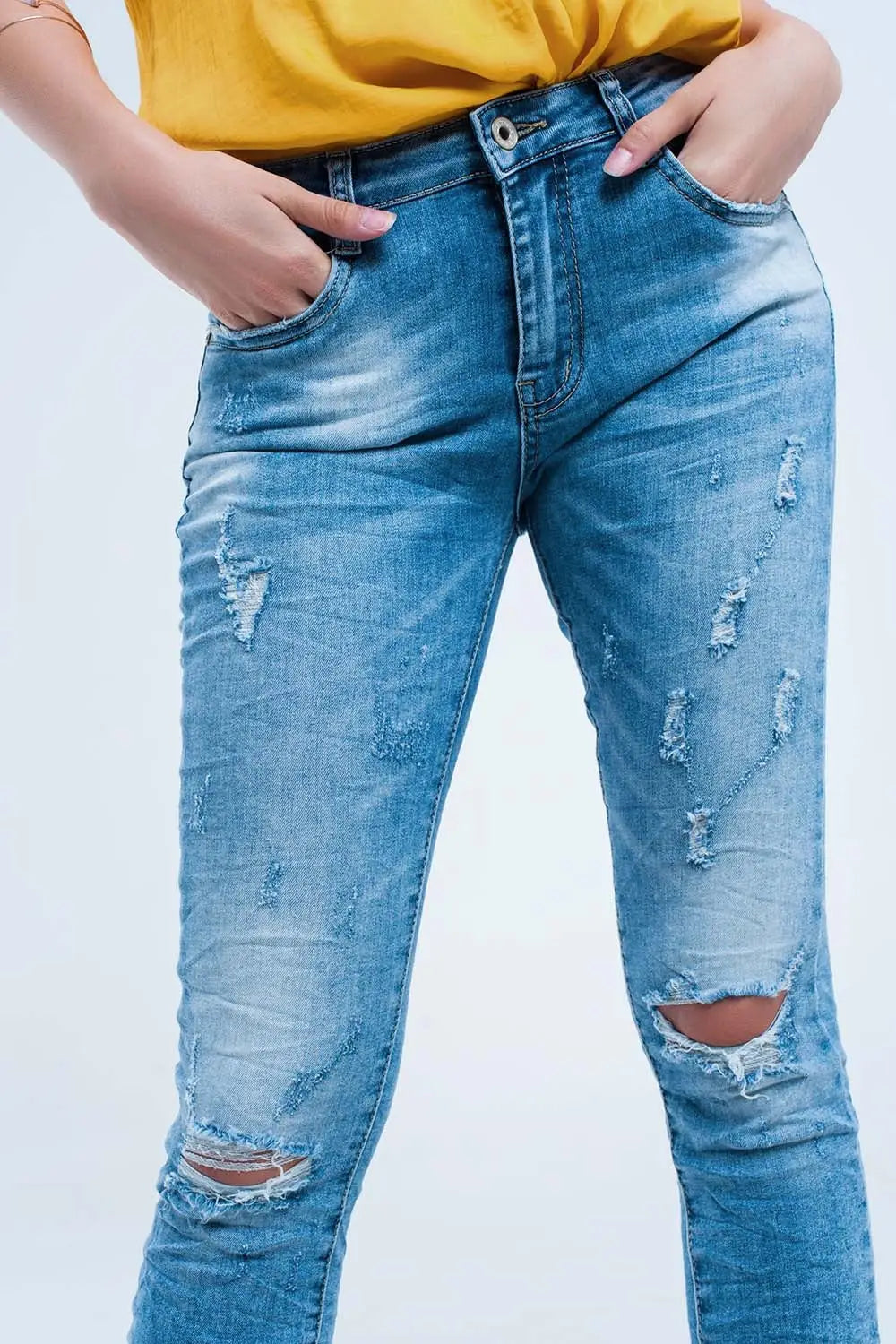 Jeans skinny à mi-lavage avec déchirures au genou - Pantalons