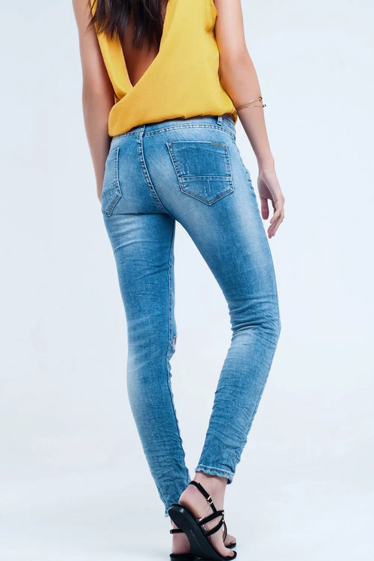 Jeans skinny à mi-lavage avec déchirures au genou - Pantalons
