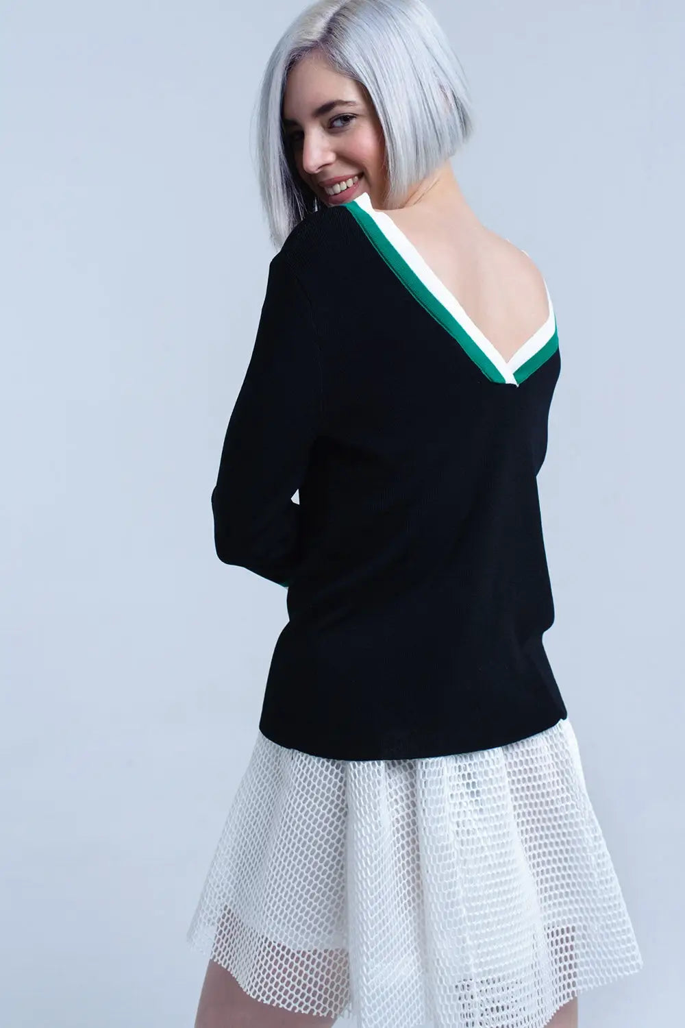 Jersey noir à col en V avec bordure contrastante verte et blanche - Pulls
