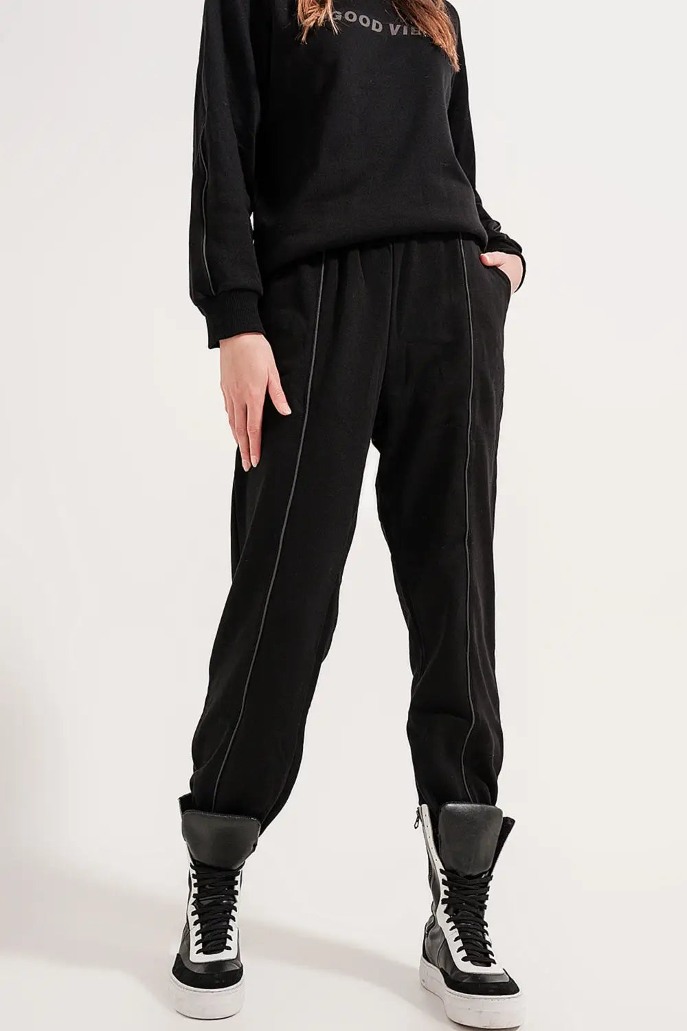 Joggers with drawstring waist and front seam in black - Pants