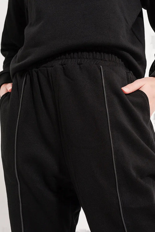 Joggers with drawstring waist and front seam in black - Pants