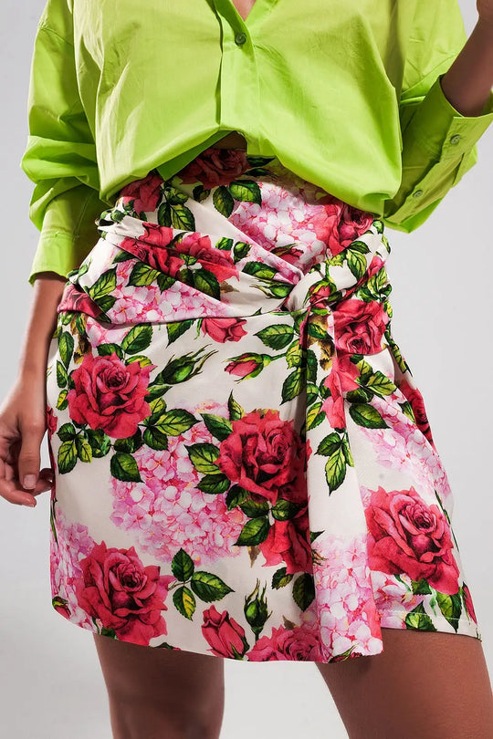 Jupe courte nouée sur le devant à imprimé roses - Jupes