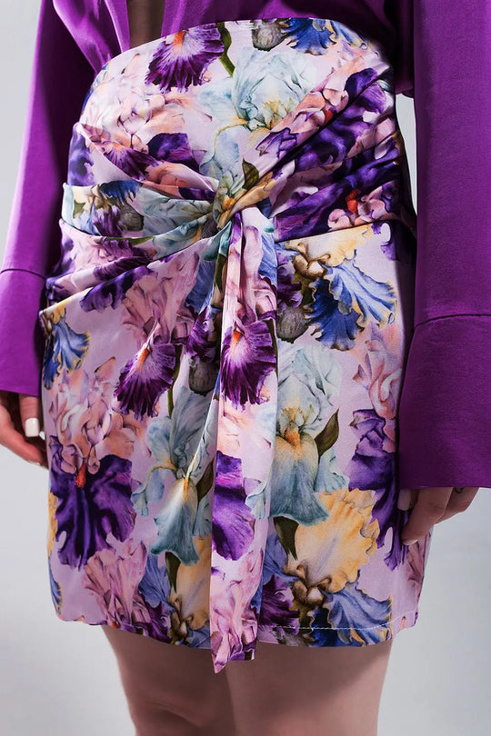 Jupe courte nouée sur le devant à imprimés fleurs contrastants pourpre - Jupes