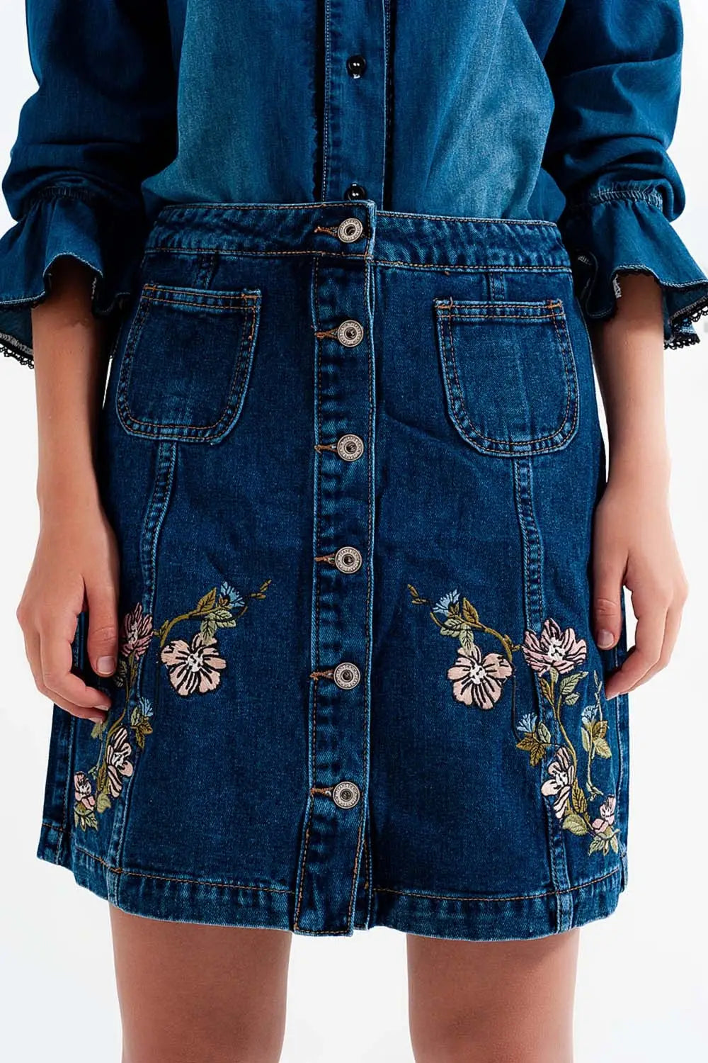 Jupe en denim avec des fleurs brodées et boutons - Jupes