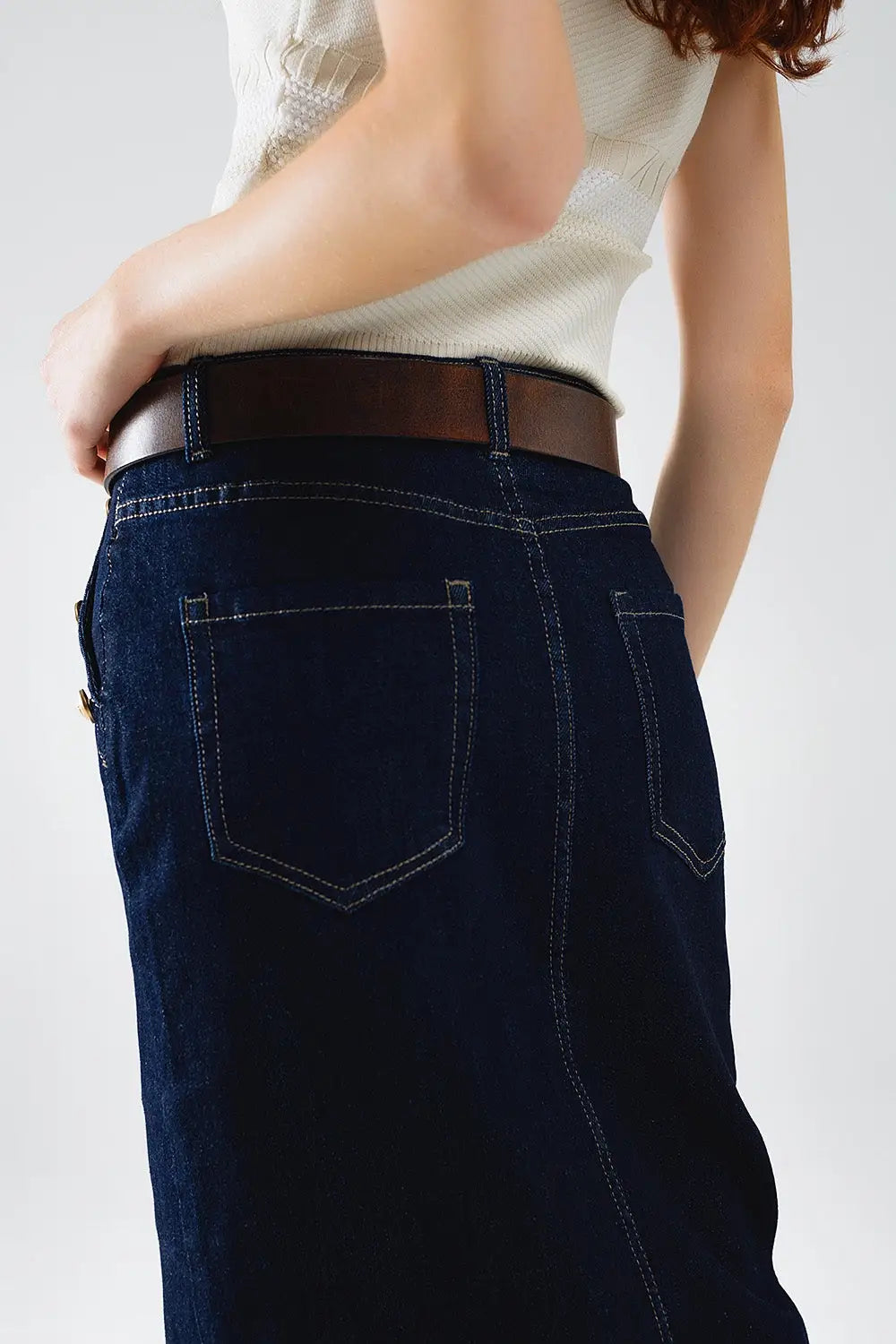 Jupe en denim avec fente sur le devant et boutons dorés sur les côtés - Jupes