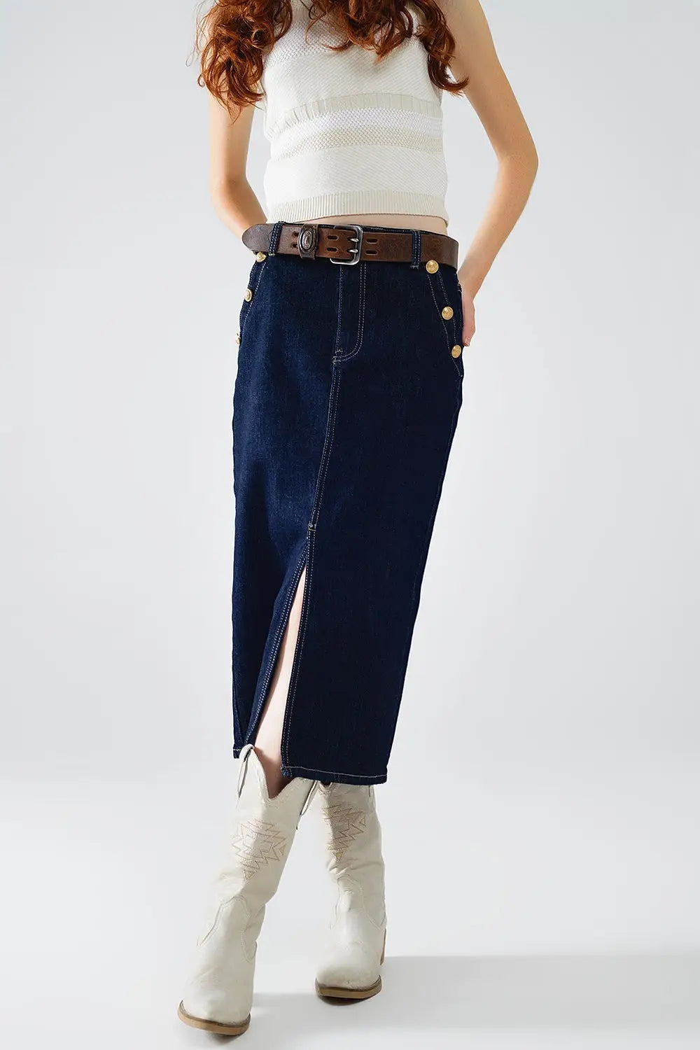 Jupe en denim avec fente sur le devant et boutons dorés sur les côtés - Jupes