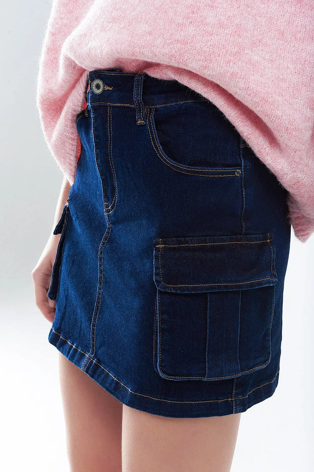 Jupe en jean cargo dans une teinte foncée avec coutures contrastantes - Jupes