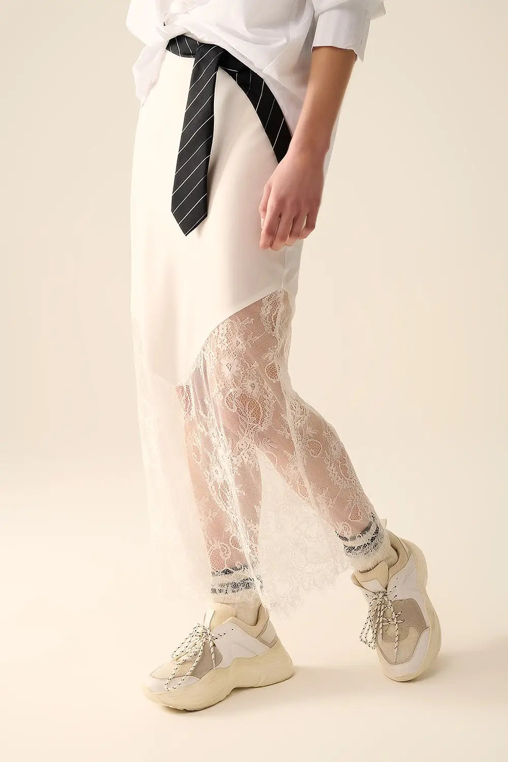 jupe en satin blanc avec de la dentelle en bas - Jupes