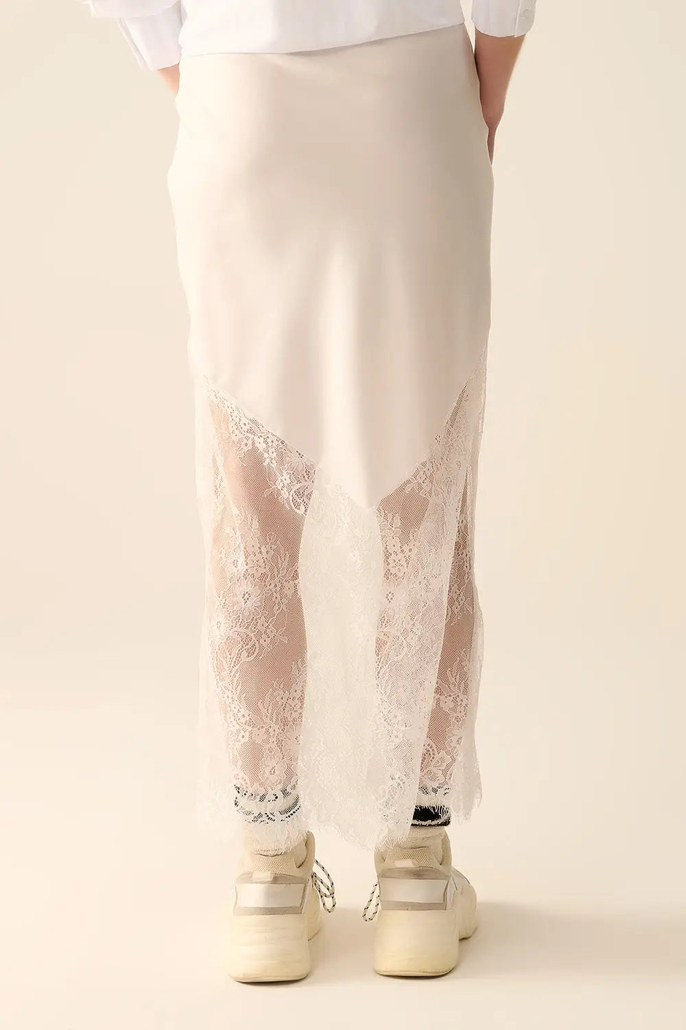 jupe en satin blanc avec de la dentelle en bas - Jupes