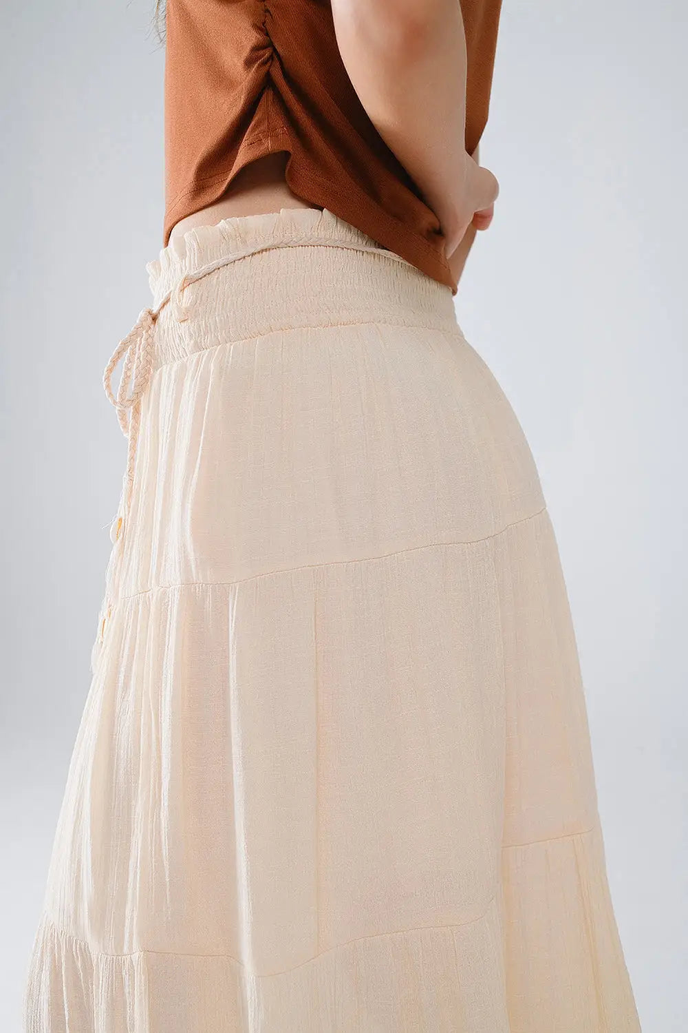 Jupe longue à pinces en beige avec taille élastique et détails en coquillage - Jupes