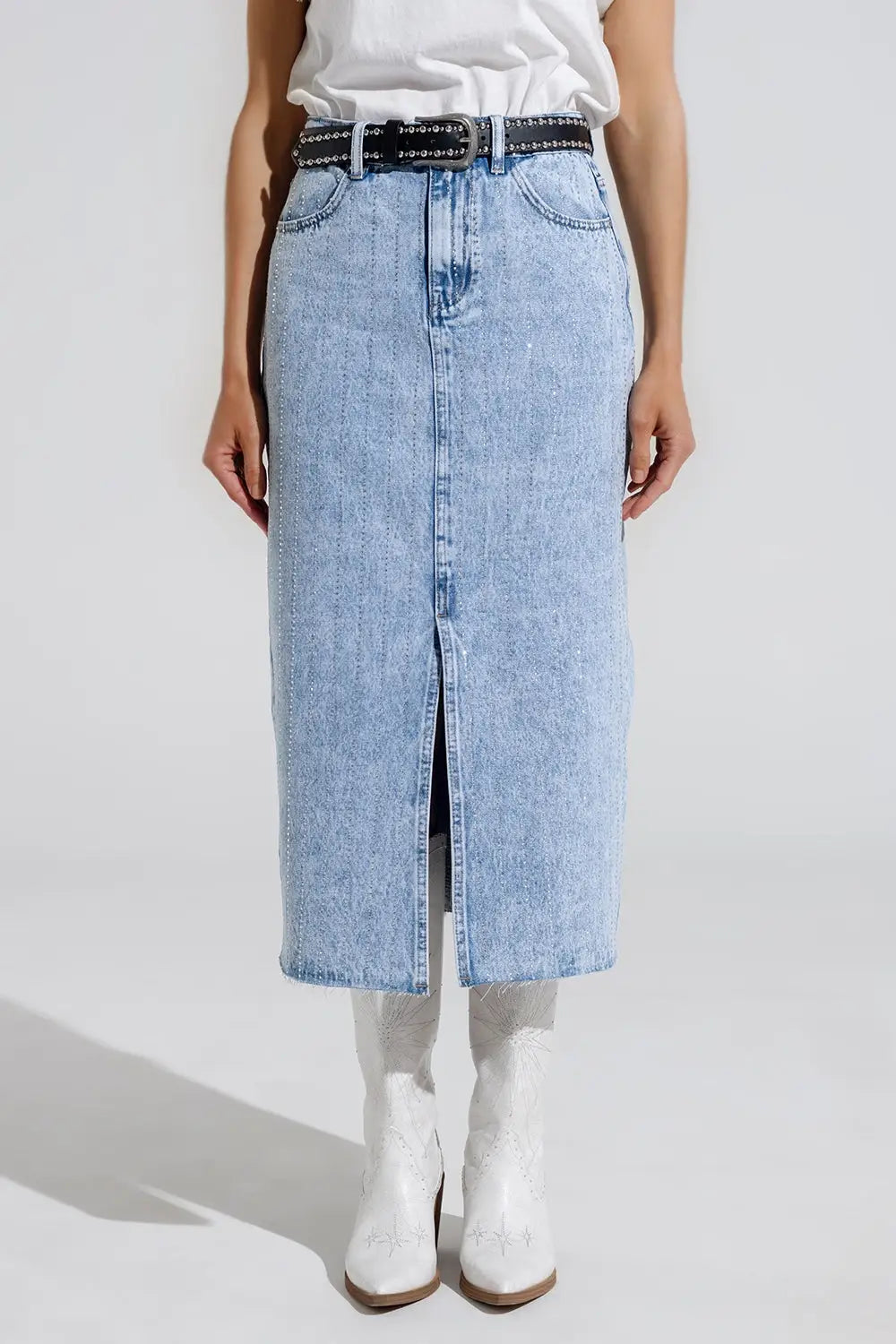 Q2 Jupe midi en denim léger fendue sur le devant et ornée de diamants