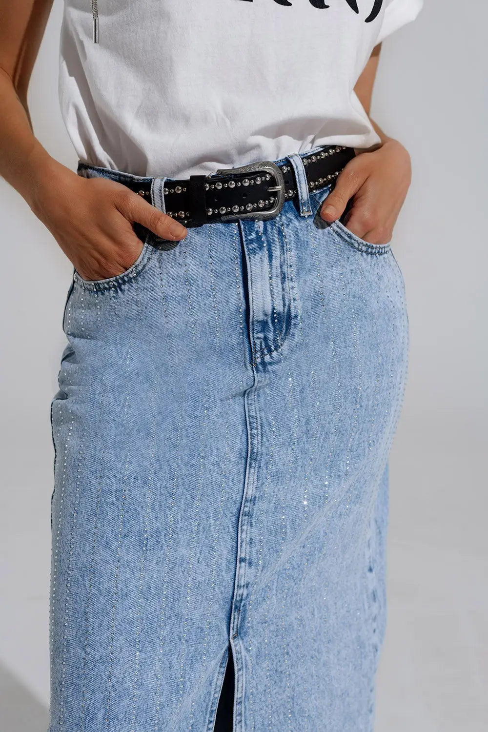 Jupe midi en denim léger fendue sur le devant et ornée de diamants - Jupes
