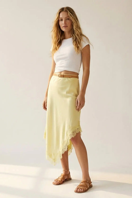 Jupe mouchoir en satin jaune beurre avec bordure en dentelle - Jupes