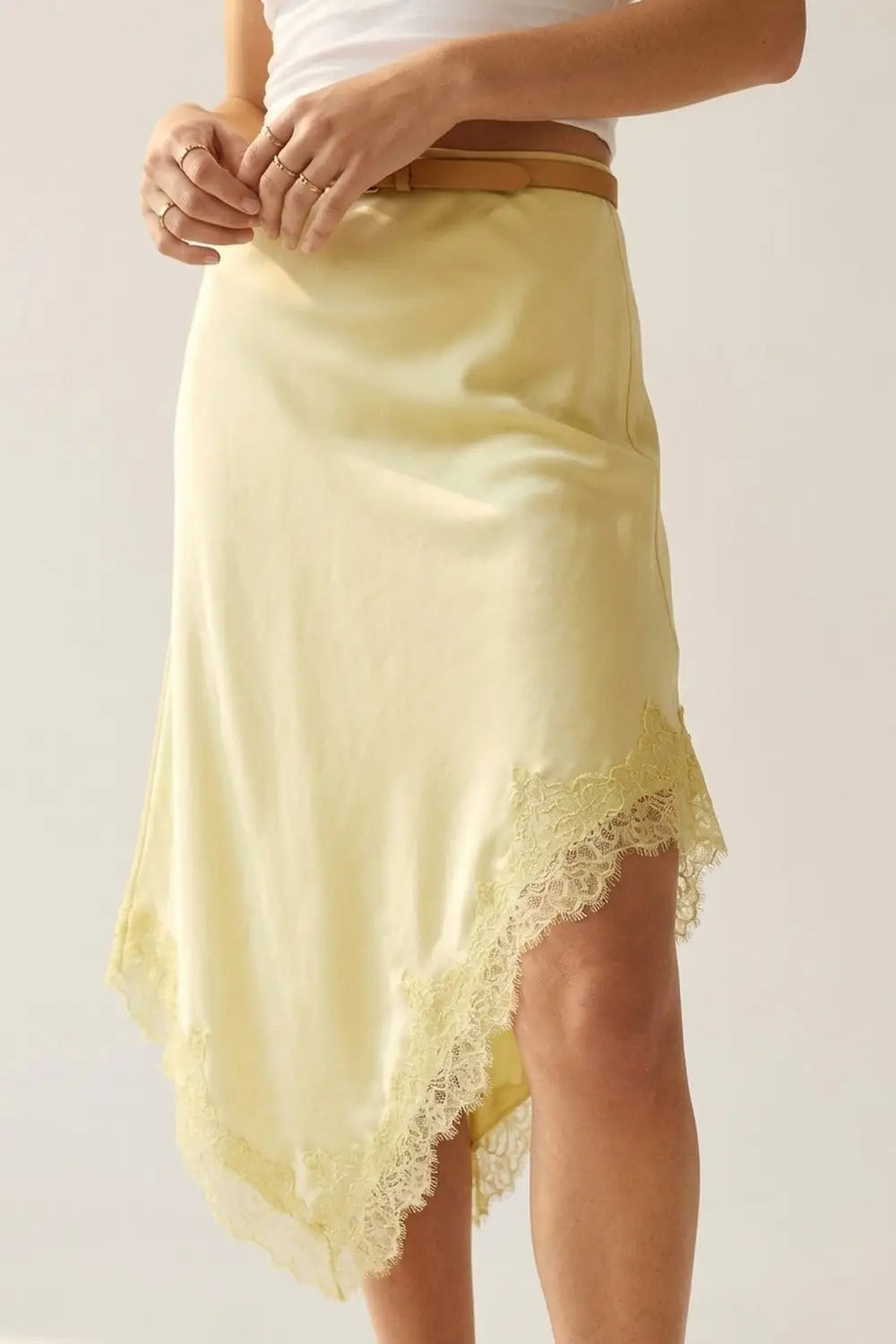 Jupe mouchoir en satin jaune beurre avec bordure en dentelle - Jupes