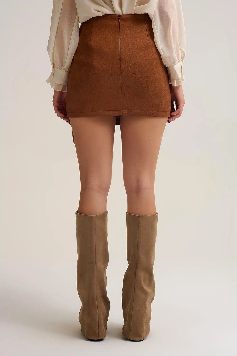 Jupe portefeuille mini camel cloutée avec ceinture détaillée - Jupes