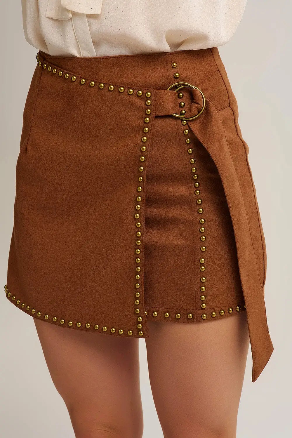 Jupe portefeuille mini camel cloutée avec ceinture détaillée - Jupes
