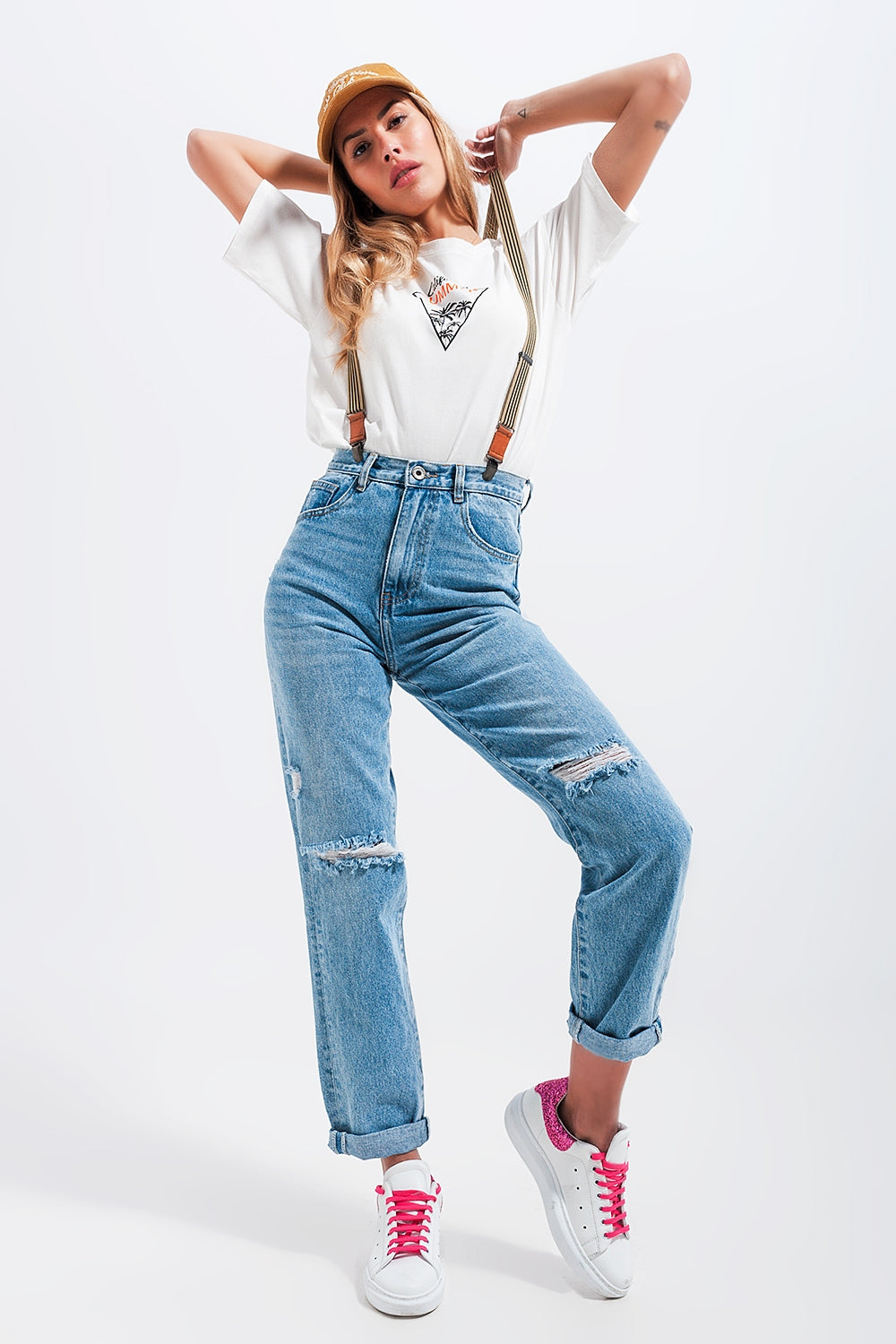 Knee rip jeans in light wash blue