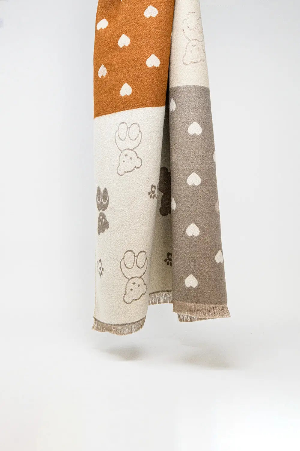 Q2 Knitted scarf with teddy bear and heart print