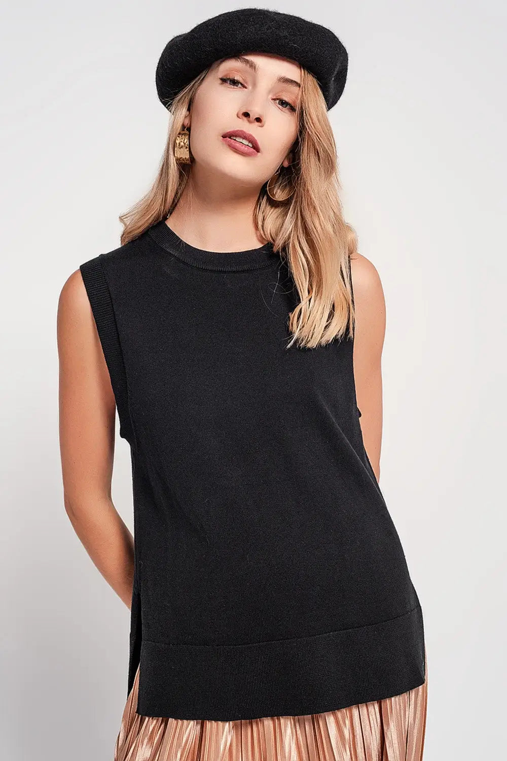 Knitted vest in black - Sweaters