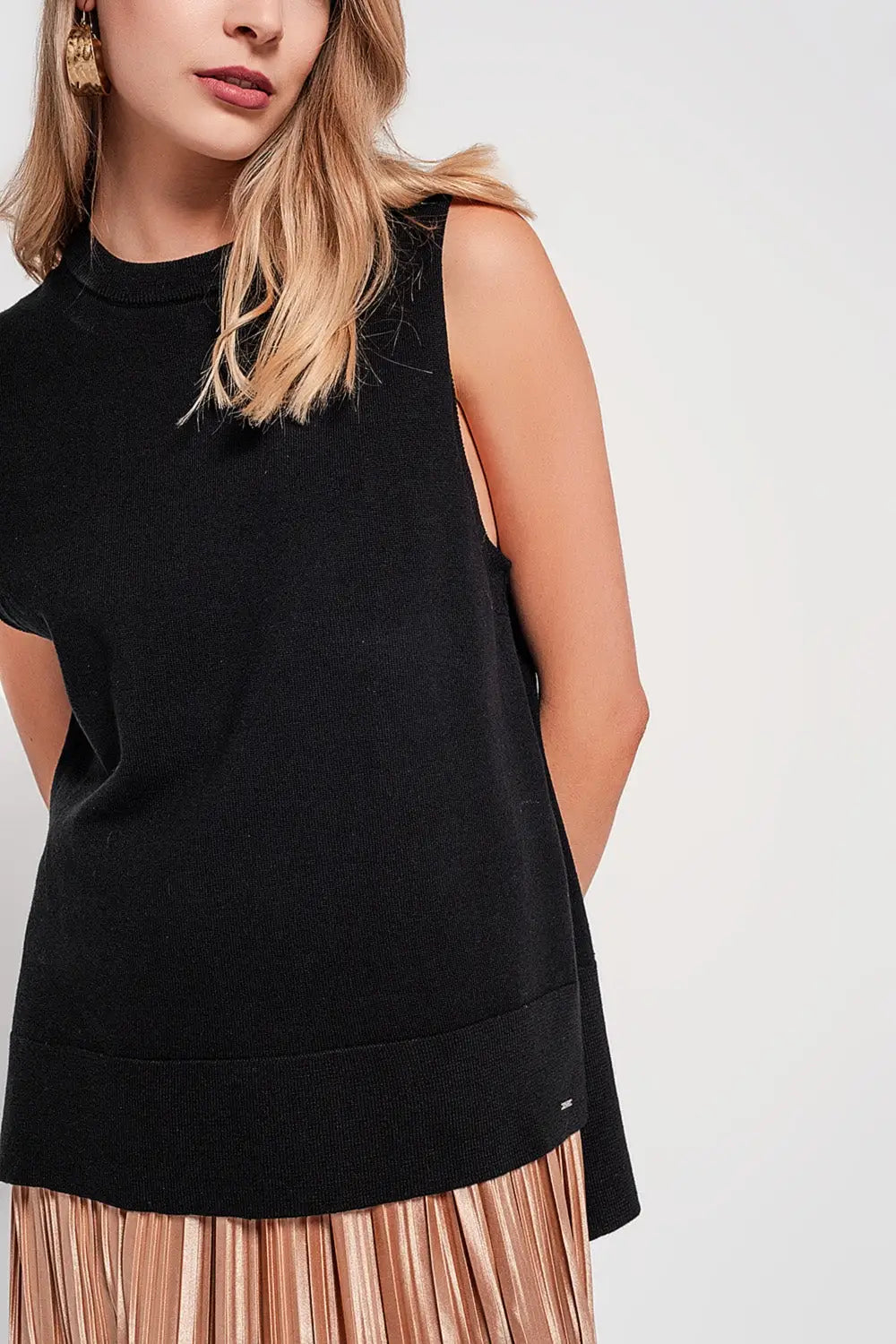 Knitted vest in black - Sweaters