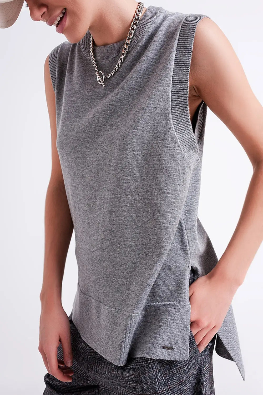 Knitted vest in grey - Sweaters