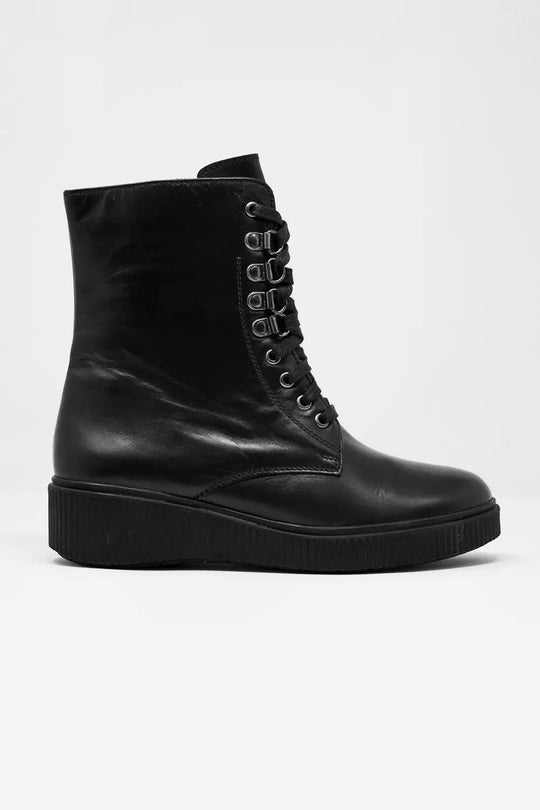 lace up boot in black - Shoes
