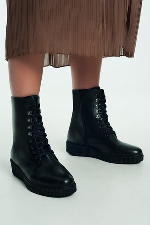 Q2 lace up boot in black