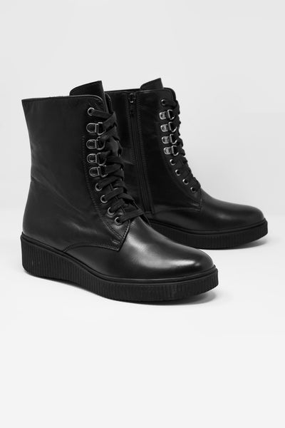 lace up boot in black