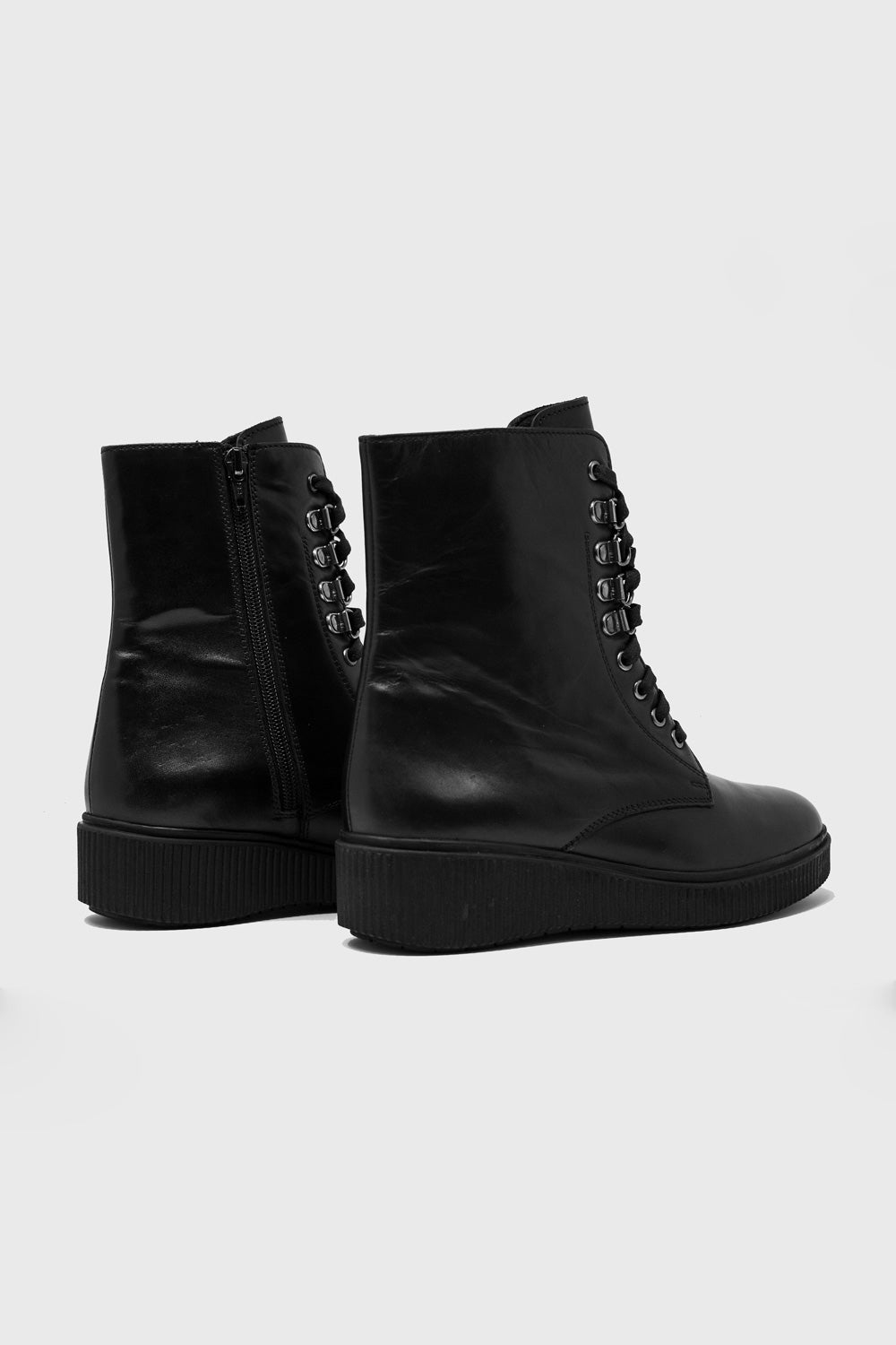 lace up boot in black