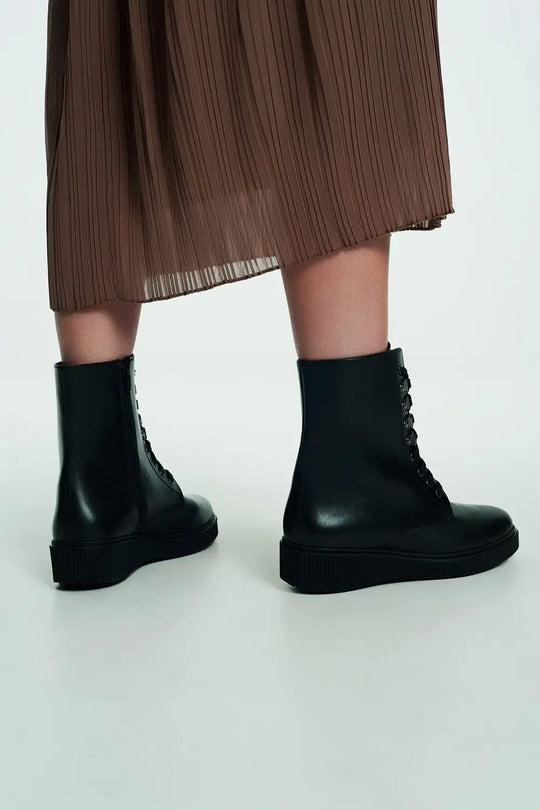 lace up boot in black - Shoes