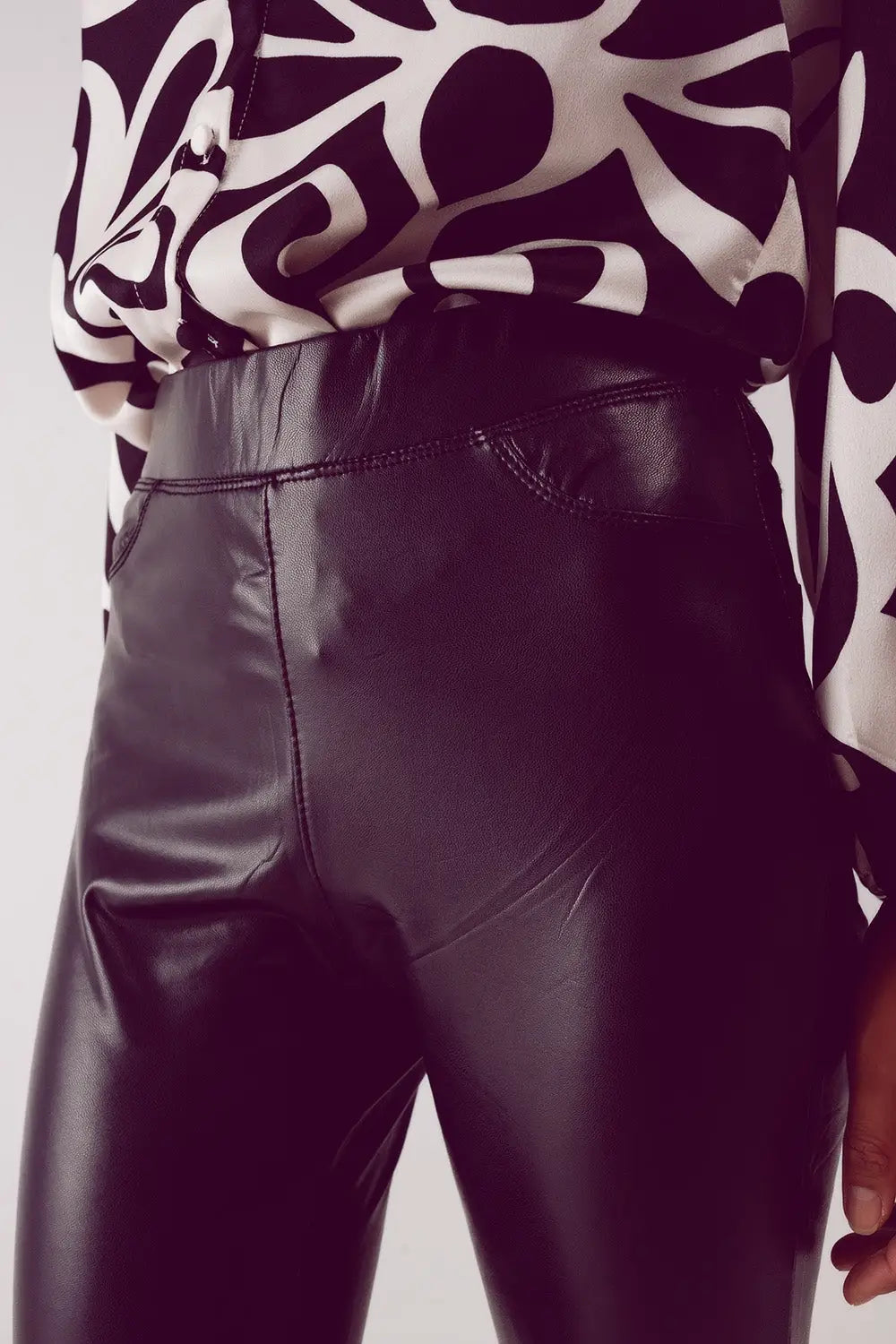 Leather look leggings in black - Pants