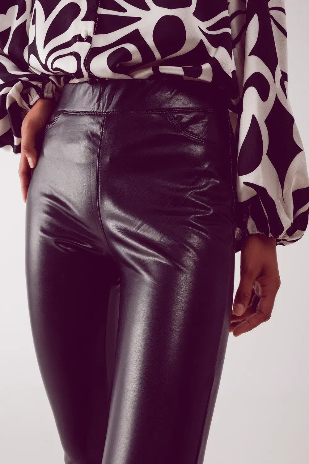 Leather look leggings in black - Pants