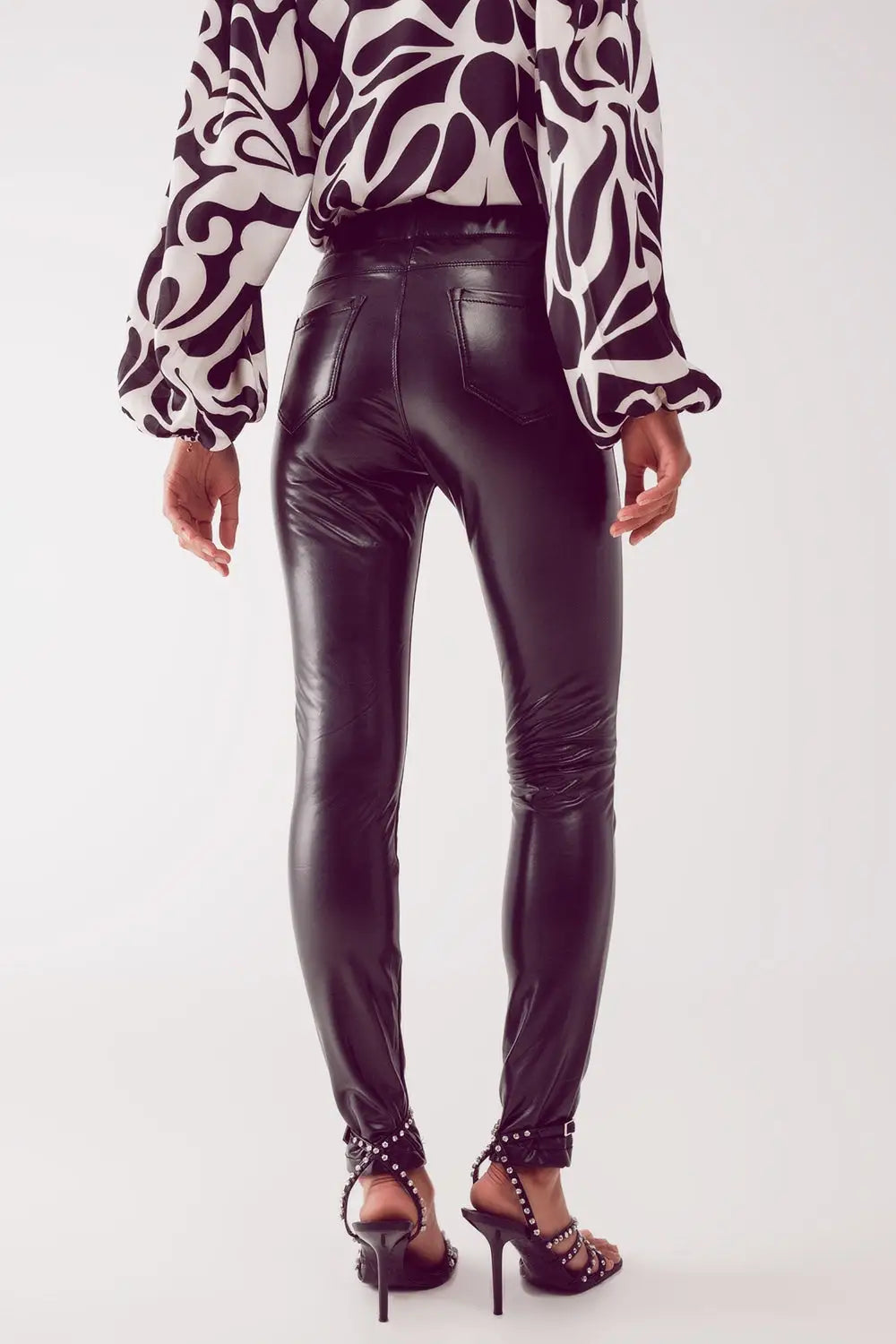 Leather look leggings in black - Pants