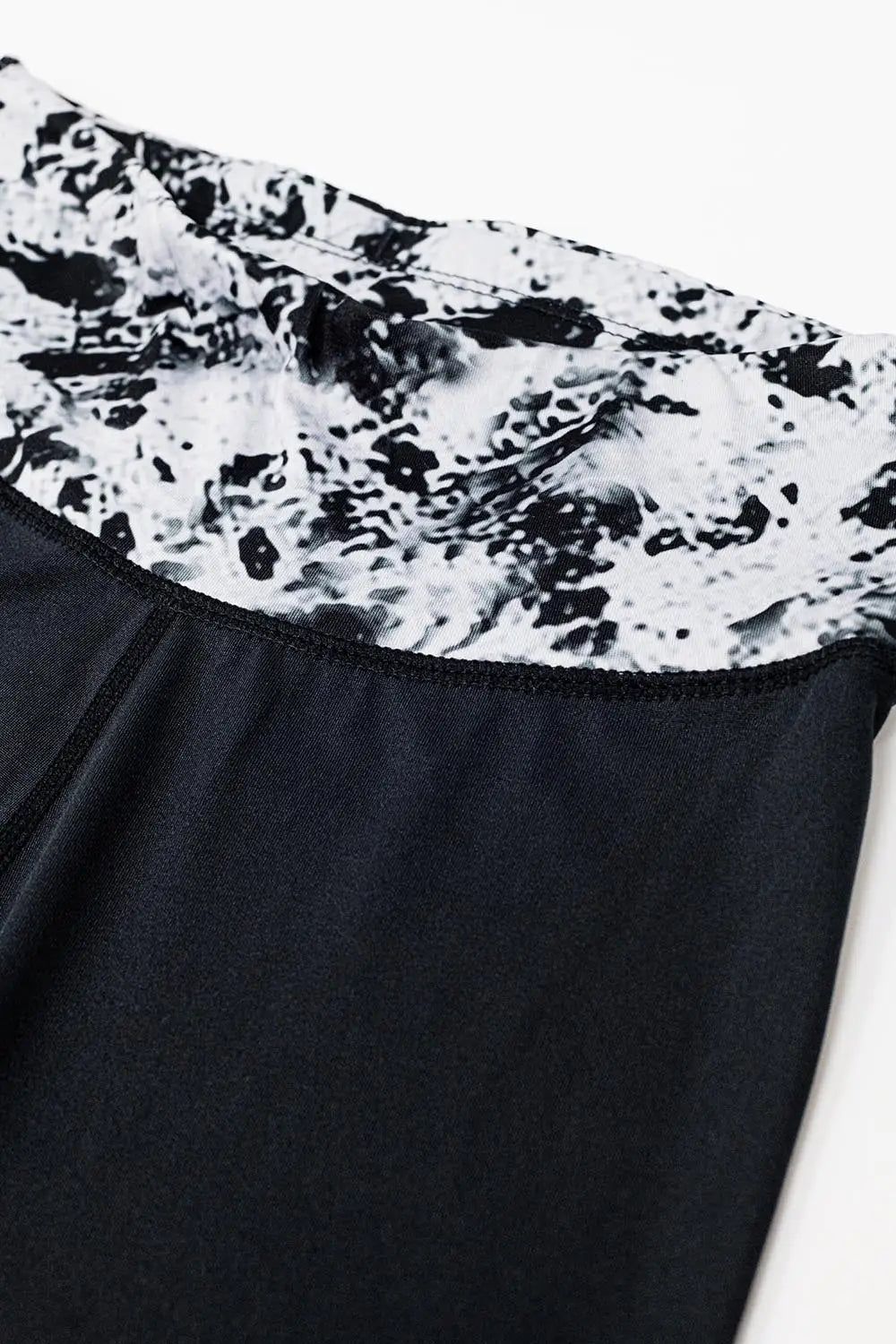 Leggings noirs avec ceinture et ourlets imprimés marbrés - Pantalons