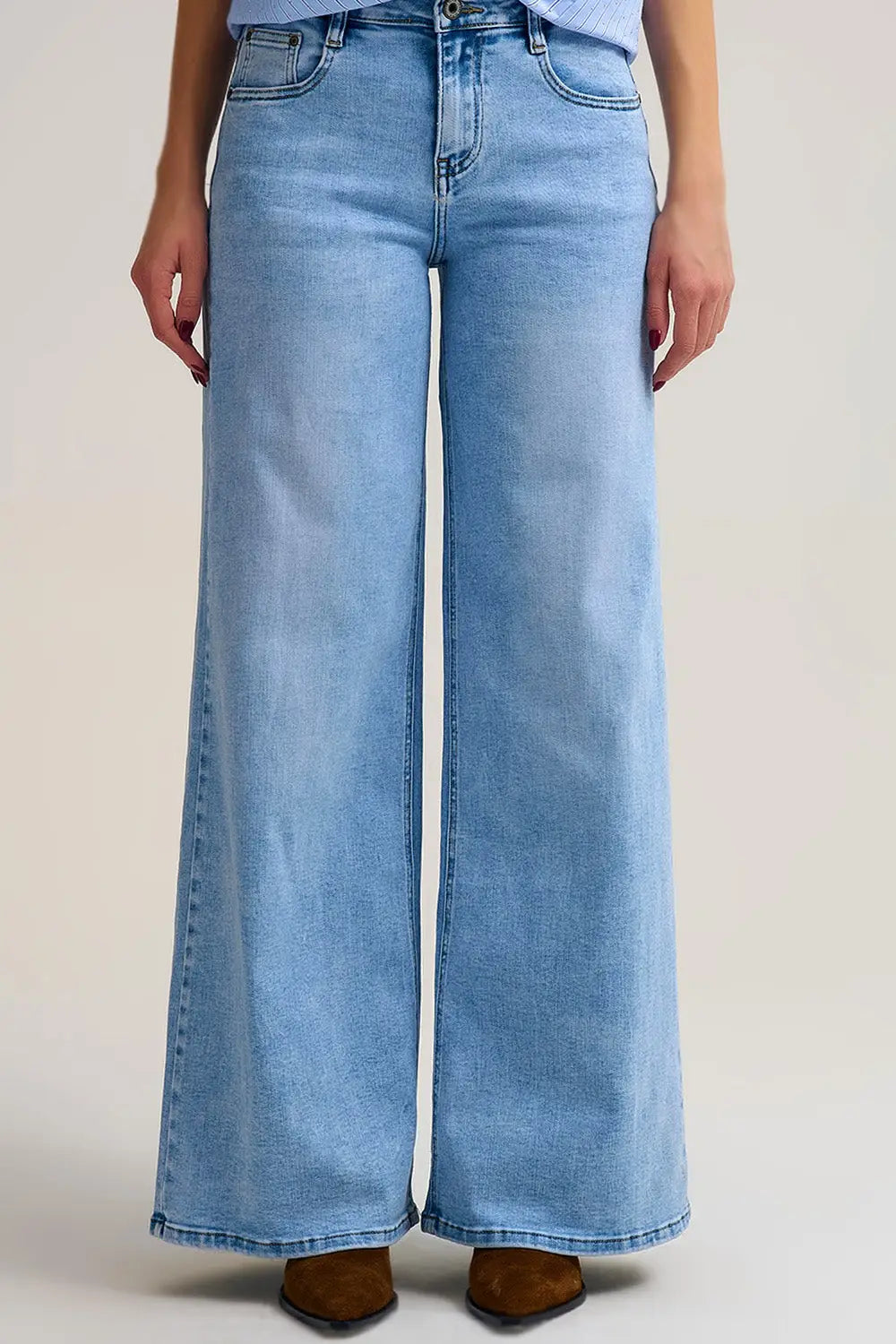 Q2 Light Wash Wide-Leg Jeans in Stretch Denim
