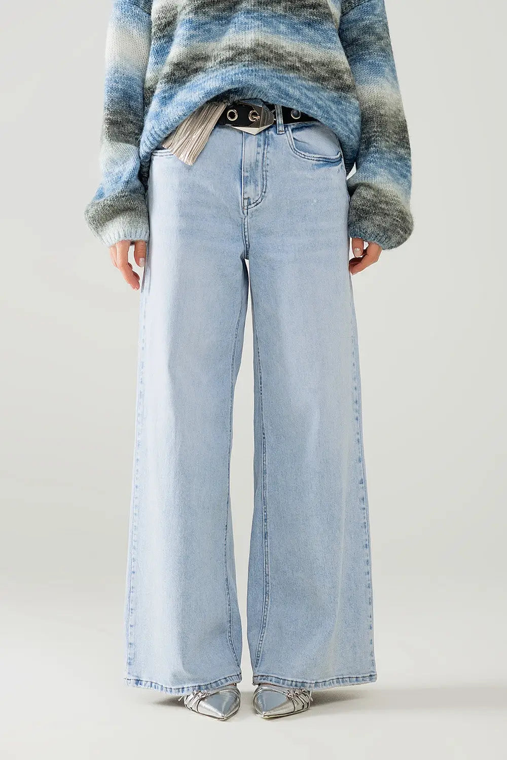 Q2 light wash wide leg jeans with stretch