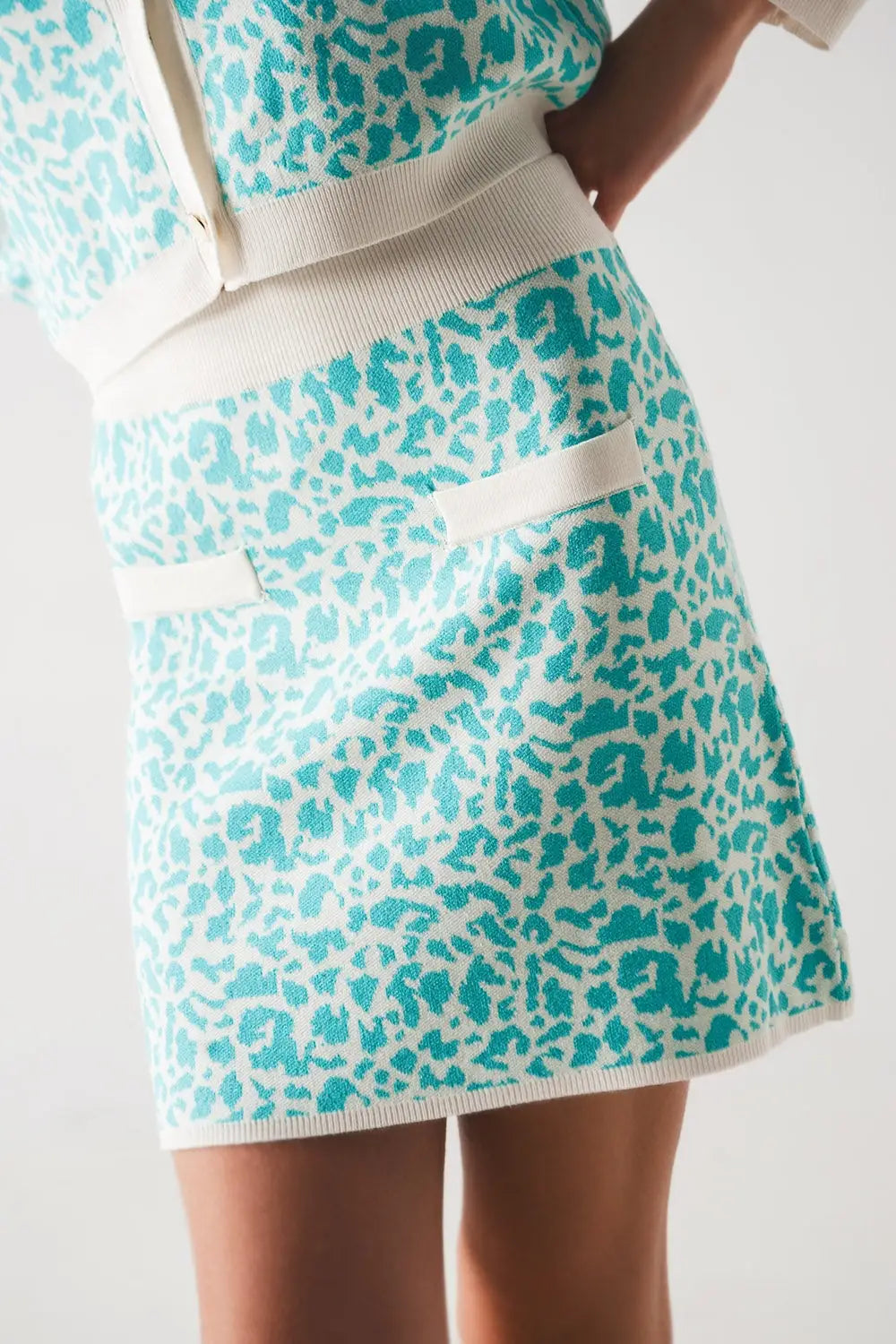 Lightweight knit mini skirt in turquoise animal print - Skirts