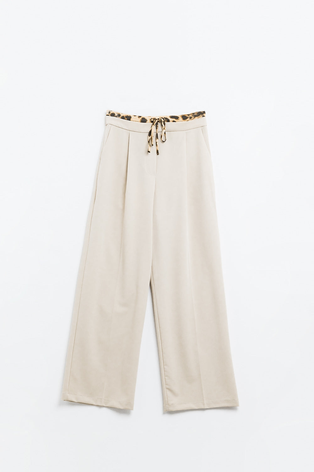 Long beige pleated trousers with leopard detail at the waist