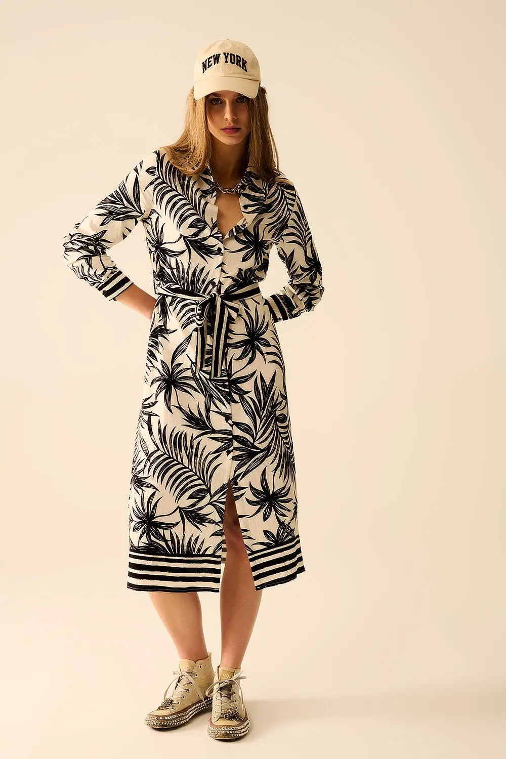 Q2 Long Sleeve Midi Dress In Tropical Motif in Black and White