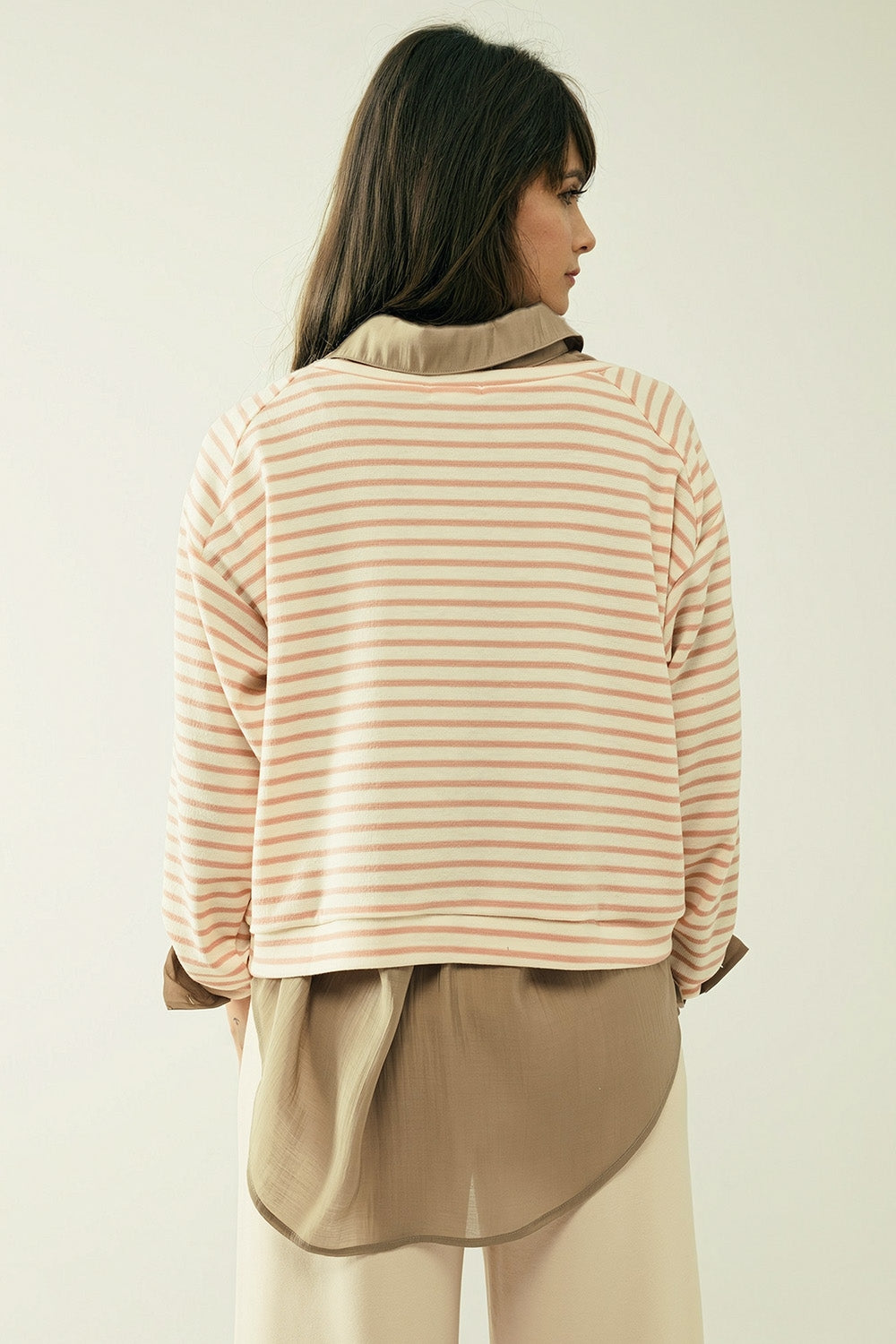 Long sleeves white sweater with pink stripes and a boat neck